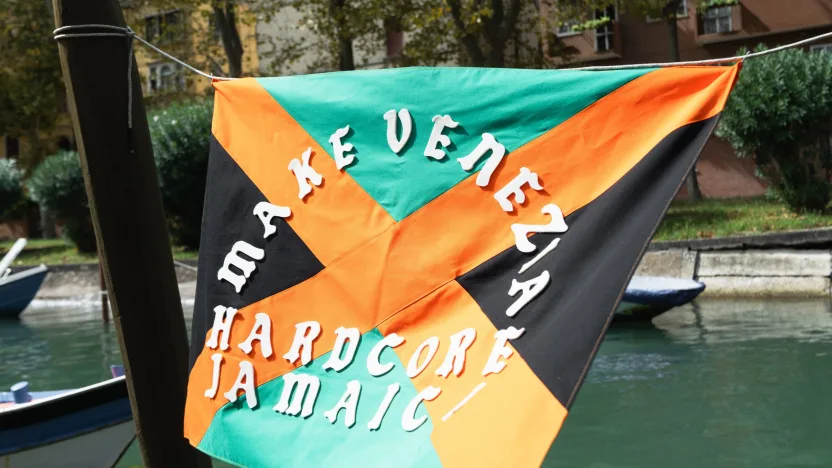 Perchè perchè la domenica mi lasci sempre sola per andare a vedere la partita dell’Unione. Una mostra racconta il rapporto tra tifo, grafica e cultura giovanile in laguna.