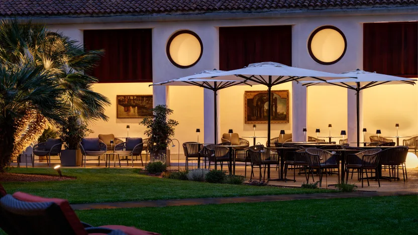 hotel Indigo Venice - garden by night