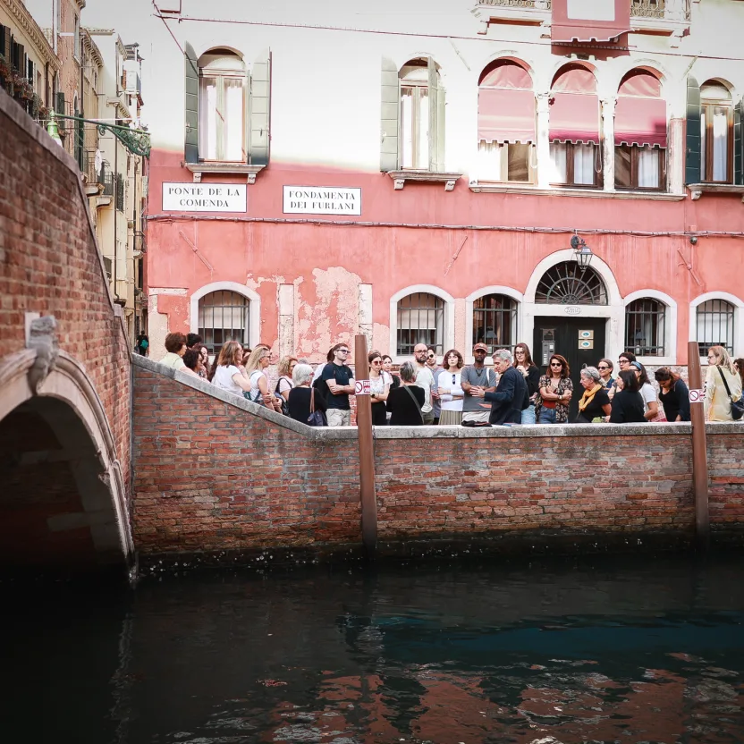 “The Many Venices”: Camminare per leggere Venezia