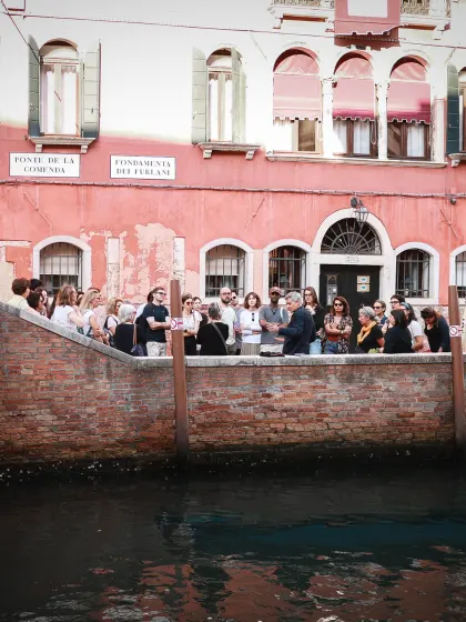“The Many Venices”: Camminare per leggere Venezia