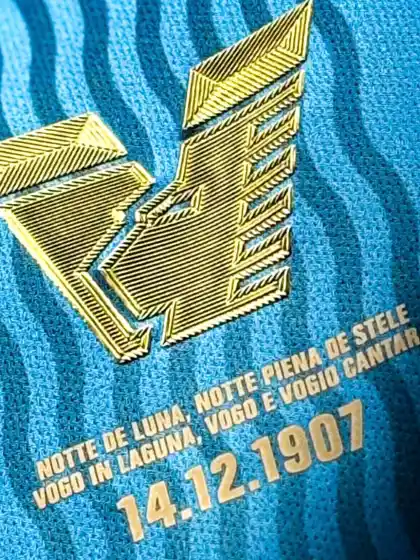 Il Venezia in campo con una speciale patch per celebrare il giorno della fondazione del club