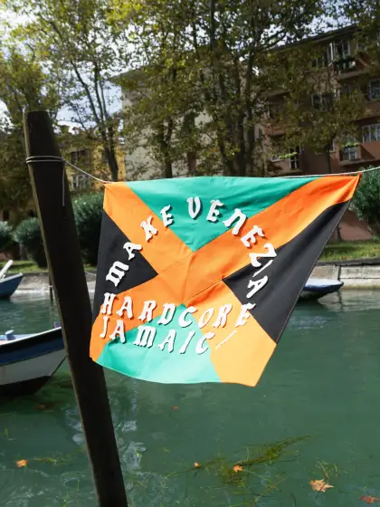 Perchè perchè la domenica mi lasci sempre sola per andare a vedere la partita dell’Unione. Una mostra racconta il rapporto tra tifo, grafica e cultura giovanile in laguna.
