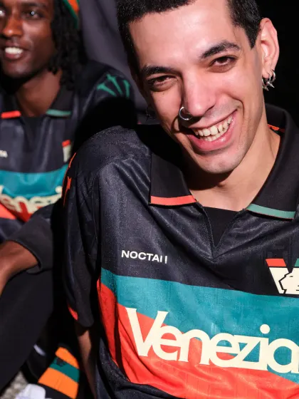 Maglia Home 26/27 – Ispirata alle bandiere che animano ogni matchday.