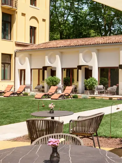 Hotel_Indigo_Venice_-_garden_04_hziw8h