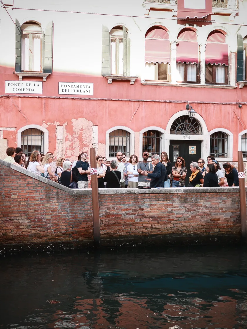 “The Many Venices”: Camminare per leggere Venezia